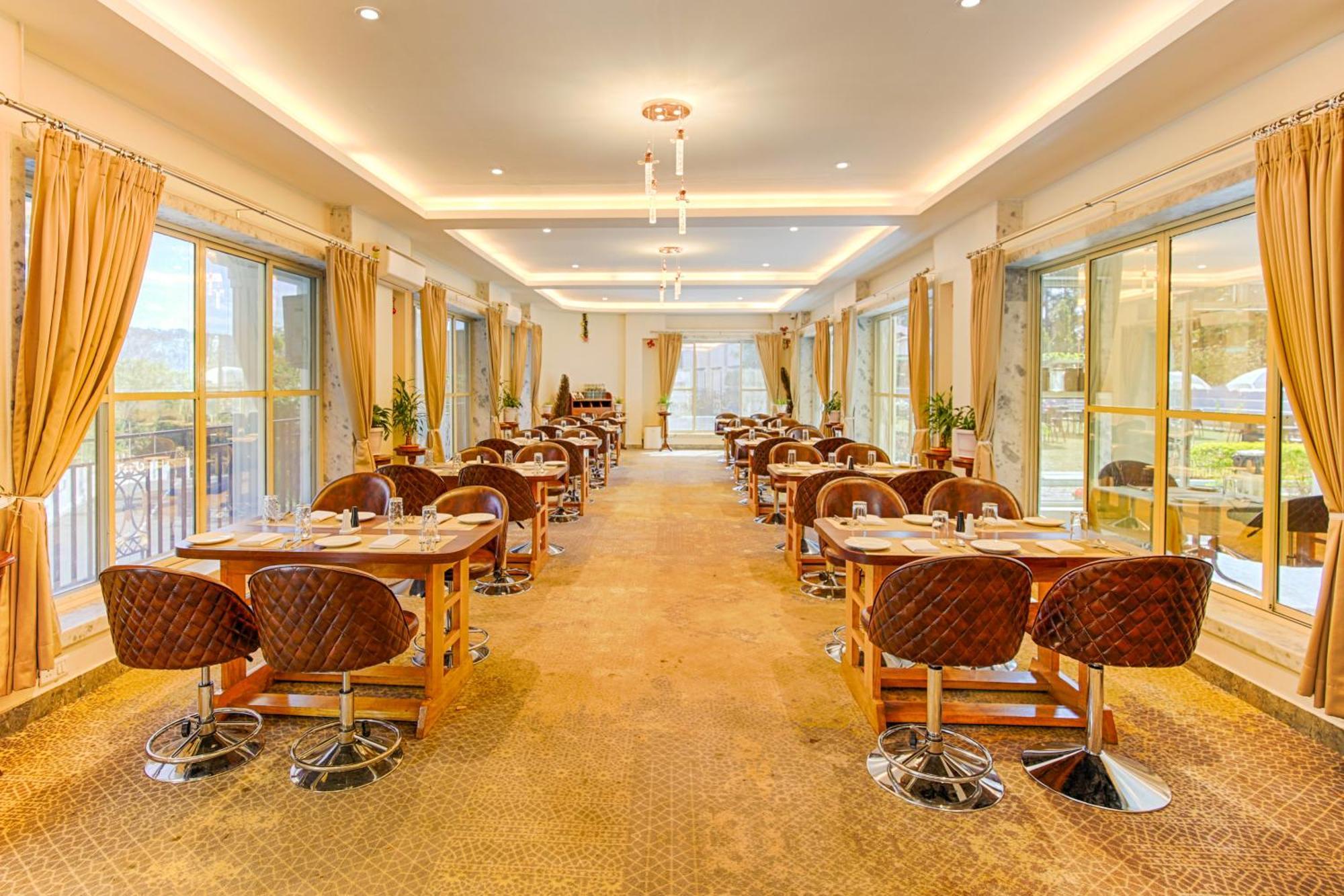 La Nicholas Lake View By Summit Hotels Shillong Buitenkant foto